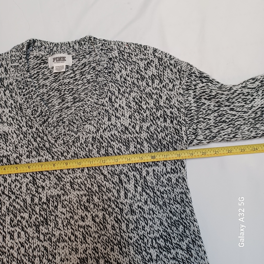 Victoria's Secret Women Size S Black and White V-Neck Sweater - Picture 11 of 13